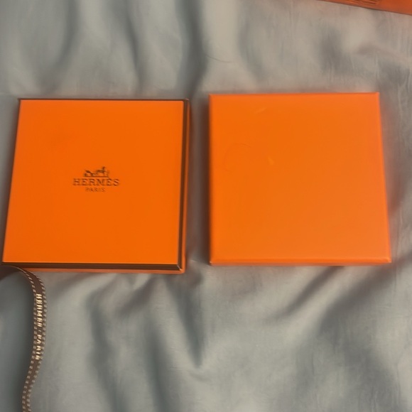 Hermes bracelet gift box to include ribbon. - Picture 4 of 4